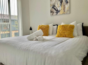 The Parkes - A Stylish 3BR House with free parking, 5 mins from Central Birmingham close to The Edgbaston Stadium, The Hippodrome, UoB, Aston and BCU, Moseley, Kings Heath and much more